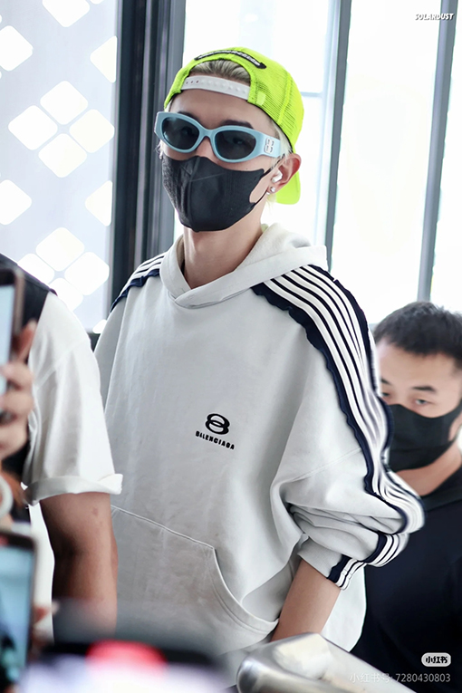 バレンシアガスーパーコピー Balenciaga 肩付きフード付きスウェットシャツ