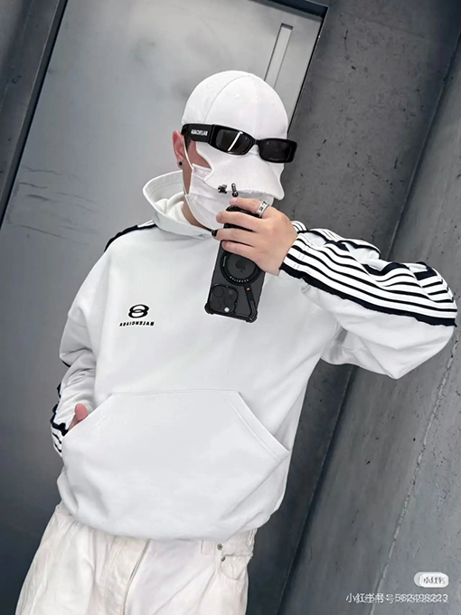 バレンシアガスーパーコピー Balenciaga 肩付きフード付きスウェットシャツ