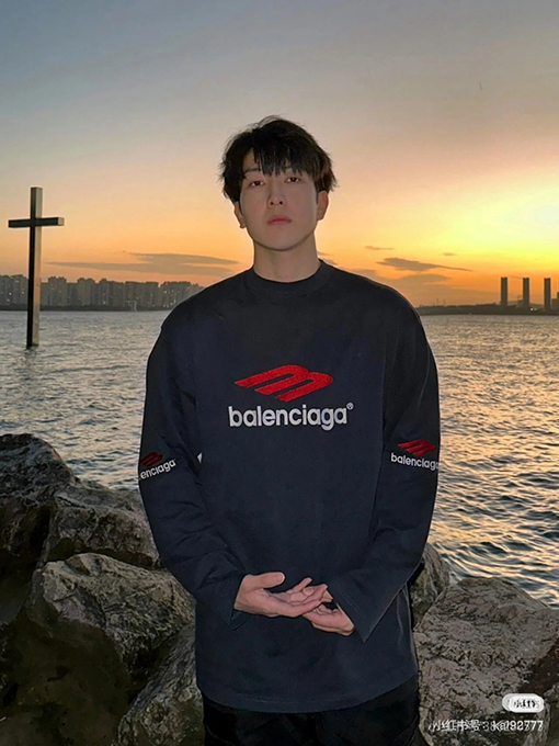 バレンシアガコピー Balenciaga 文字刺繍りクルーネック長袖シャツ