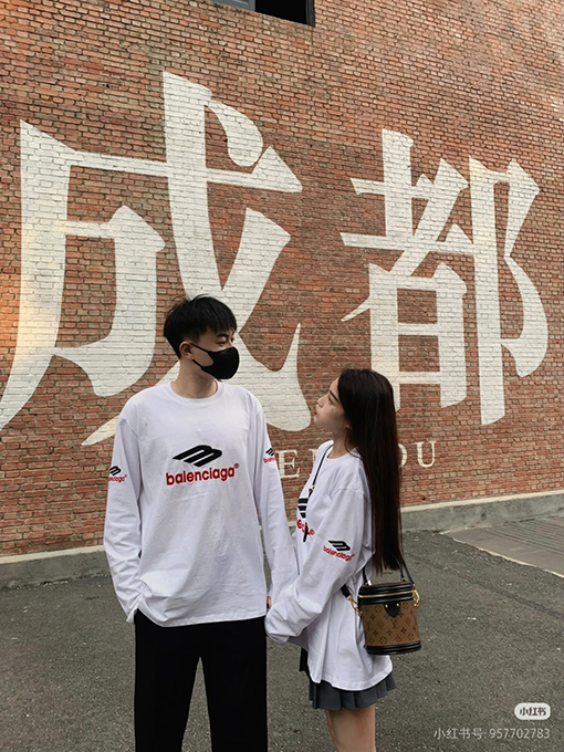 バレンシアガコピー Balenciaga 文字刺繍りクルーネック長袖シャツ