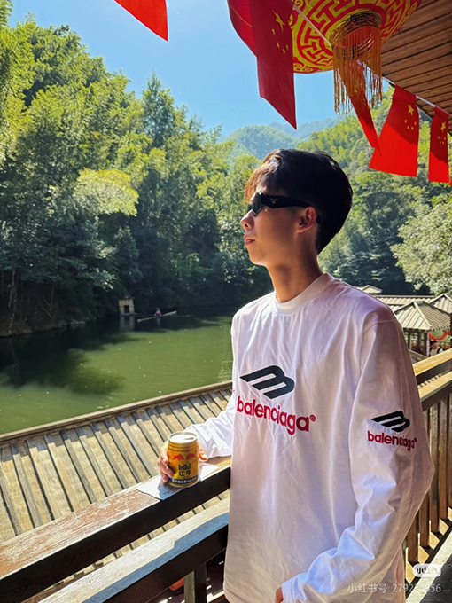 バレンシアガコピー Balenciaga 文字刺繍りクルーネック長袖シャツ