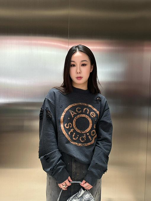 アクネストゥディオズ Acne Studios ダメージのロゴ入りスウェットシャツ