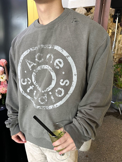 アクネストゥディオズ Acne Studios ダメージのロゴ入りスウェットシャツ