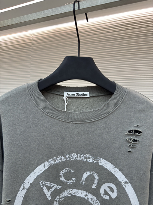 アクネストゥディオズ Acne Studios ダメージのロゴ入りスウェットシャツ