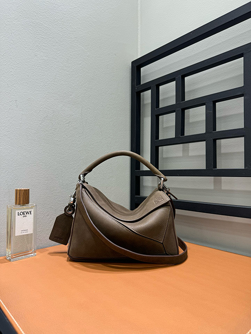 ロエベブランドスーパーコピー Puzzle レディースヌバックレザーバージョンのバッグ