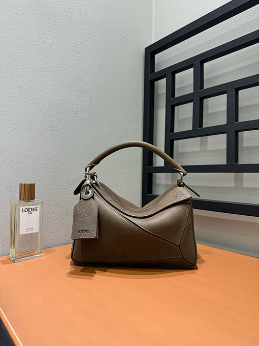 ロエベブランドスーパーコピー Puzzle レディースヌバックレザーバージョンのバッグ