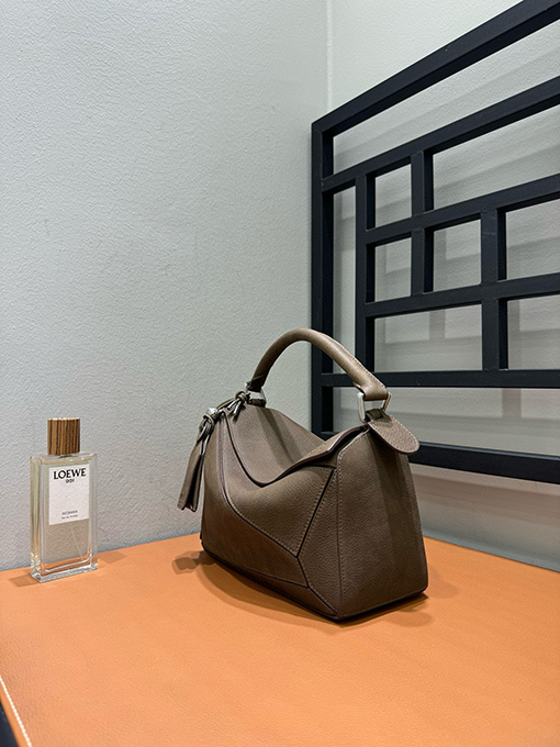 ロエベブランドスーパーコピー Puzzle レディースヌバックレザーバージョンのバッグ