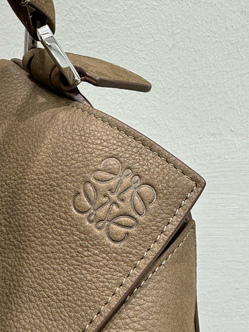 ロエベブランドスーパーコピー Puzzle レディースヌバックレザーバージョンのバッグ