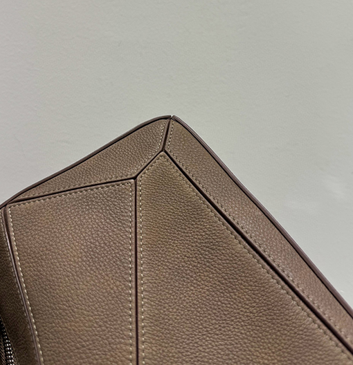 ロエベブランドスーパーコピー Puzzle レディースヌバックレザーバージョンのバッグ