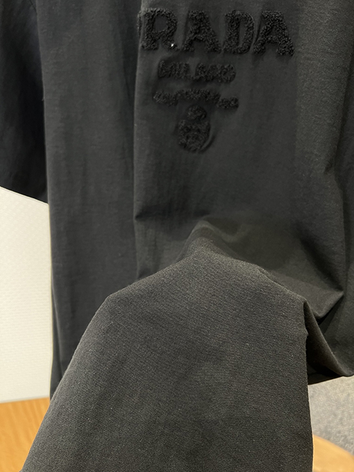 プラダコピー PRADA エンボスロゴ入りクルーネック半袖Tシャツ