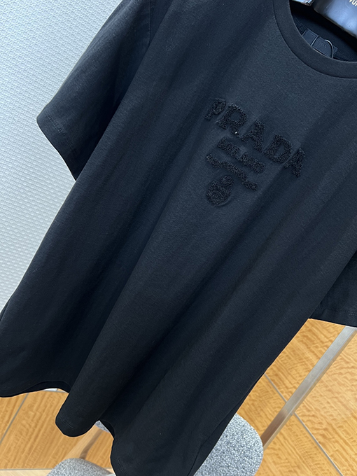 プラダコピー PRADA エンボスロゴ入りクルーネック半袖Tシャツ