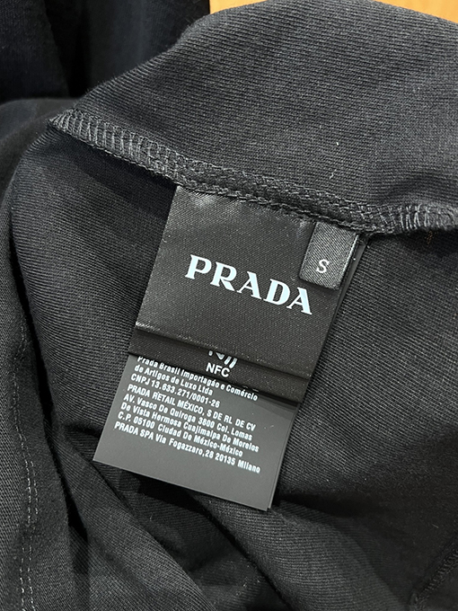 プラダコピー PRADA エンボスロゴ入りクルーネック半袖Tシャツ