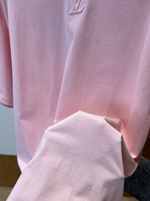 ルイヴィトン エンボスロゴ入り半袖Tシャツ