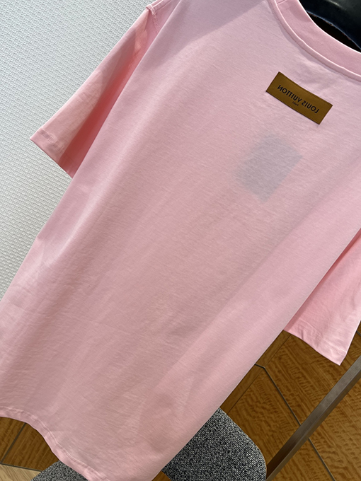 ルイヴィトン エンボスロゴ入り半袖Tシャツ