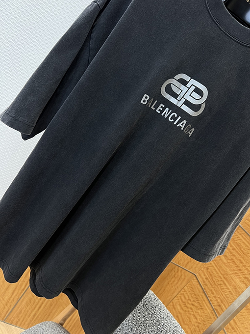 バレンシアガスーパーコピー BALENCIAGA 新モデルプリントロゴ入り半袖Tシャツ