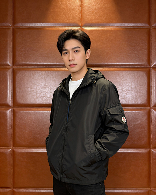 モンクレールブランドスーパーコピー 袖にパッチが付いた軽量で機能なフード付きジャケット