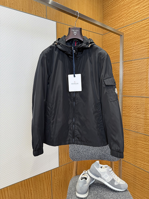 モンクレールブランドスーパーコピー 袖にパッチが付いた軽量で機能なフード付きジャケット