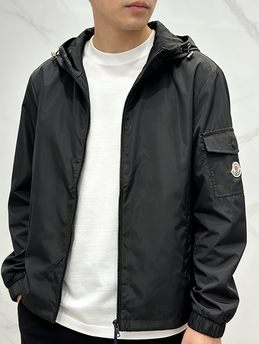モンクレールブランドスーパーコピー 袖にパッチが付いた軽量で機能なフード付きジャケット