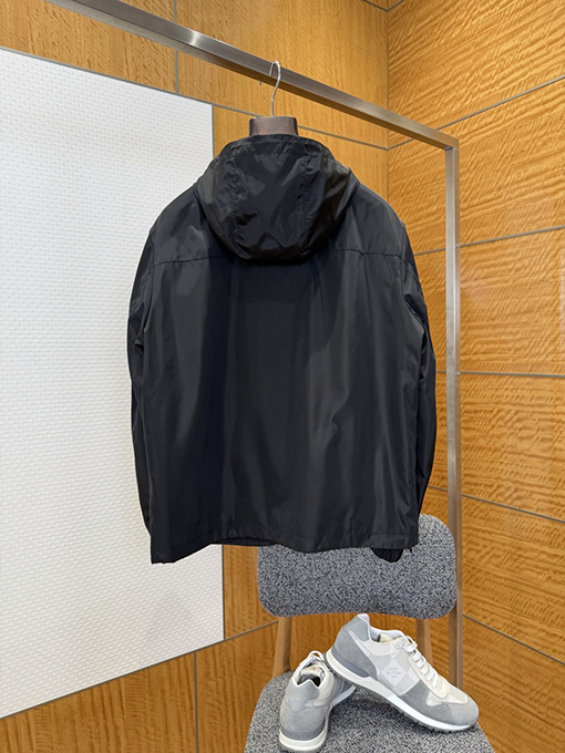 モンクレールブランドスーパーコピー 袖にパッチが付いた軽量で機能なフード付きジャケット