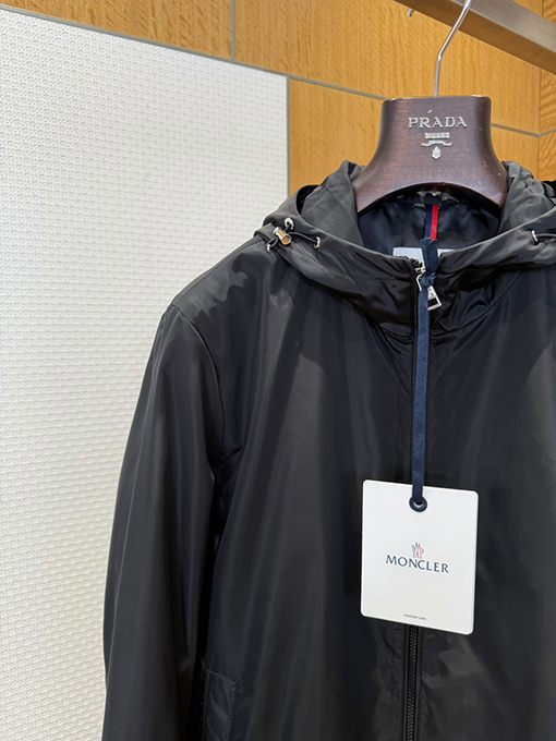 モンクレールブランドスーパーコピー 袖にパッチが付いた軽量で機能なフード付きジャケット