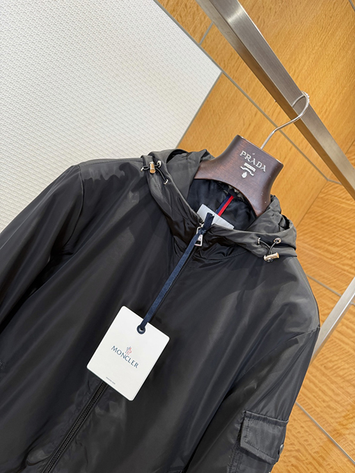 モンクレールブランドスーパーコピー 袖にパッチが付いた軽量で機能なフード付きジャケット