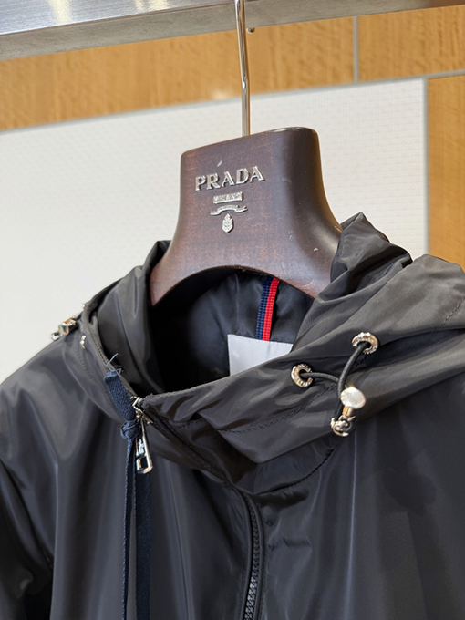 モンクレールブランドスーパーコピー 袖にパッチが付いた軽量で機能なフード付きジャケット