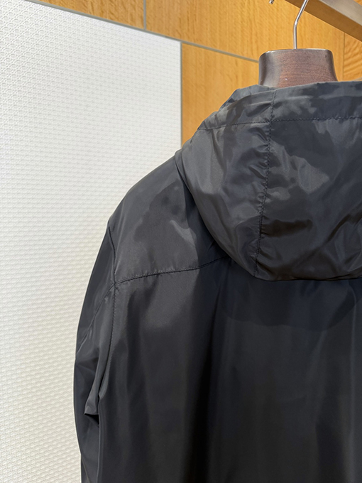 モンクレールブランドスーパーコピー 袖にパッチが付いた軽量で機能なフード付きジャケット