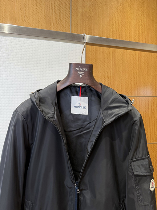 モンクレールブランドスーパーコピー 袖にパッチが付いた軽量で機能なフード付きジャケット
