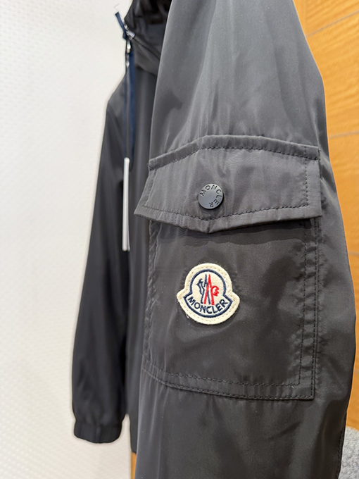 モンクレールブランドスーパーコピー 袖にパッチが付いた軽量で機能なフード付きジャケット