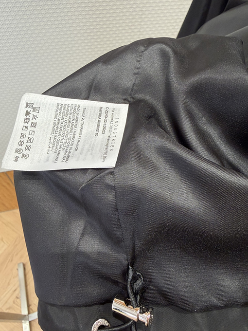 モンクレールブランドスーパーコピー 袖にパッチが付いた軽量で機能なフード付きジャケット