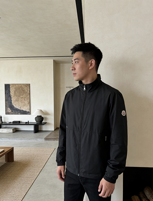 モンクレール 袖にパッチが付いた軽量スタンドカラーのカジュアルジャケット