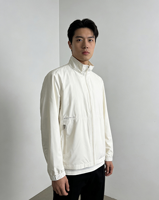 モンクレール 袖にパッチが付いた軽量スタンドカラーのカジュアルジャケット