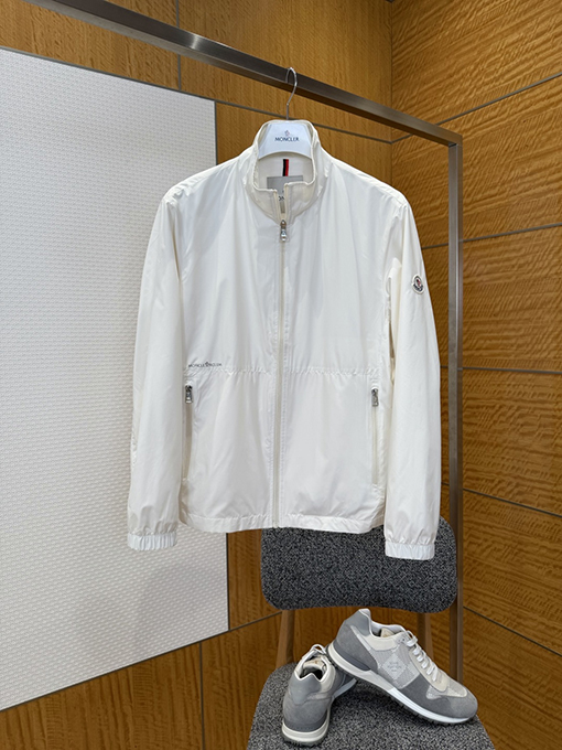 モンクレール 袖にパッチが付いた軽量スタンドカラーのカジュアルジャケット