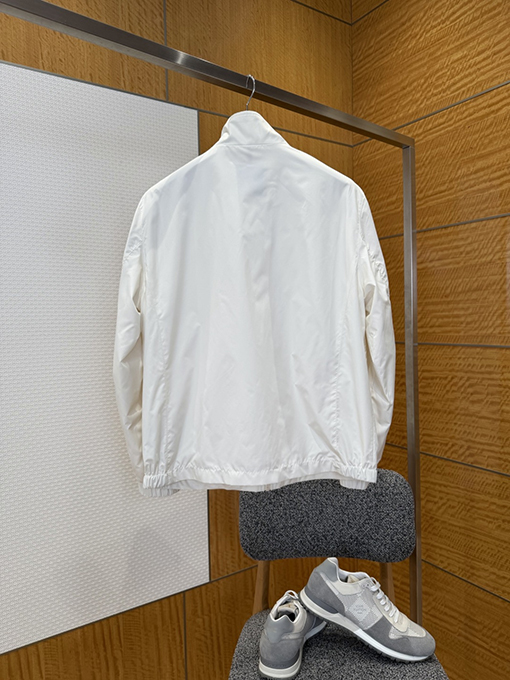 モンクレール 袖にパッチが付いた軽量スタンドカラーのカジュアルジャケット