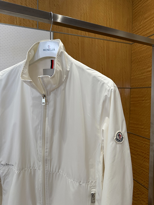モンクレール 袖にパッチが付いた軽量スタンドカラーのカジュアルジャケット