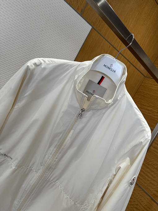 モンクレール 袖にパッチが付いた軽量スタンドカラーのカジュアルジャケット