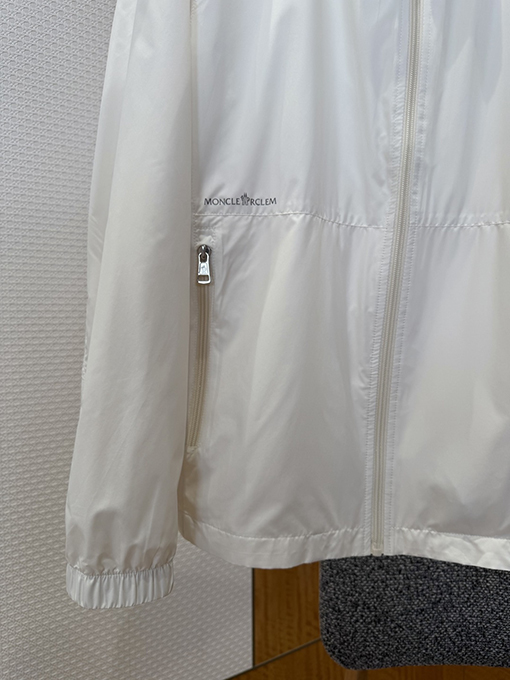 モンクレール 袖にパッチが付いた軽量スタンドカラーのカジュアルジャケット