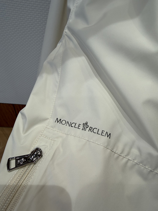 モンクレール 袖にパッチが付いた軽量スタンドカラーのカジュアルジャケット