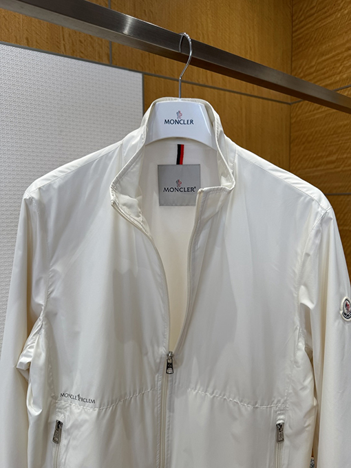 モンクレール 袖にパッチが付いた軽量スタンドカラーのカジュアルジャケット