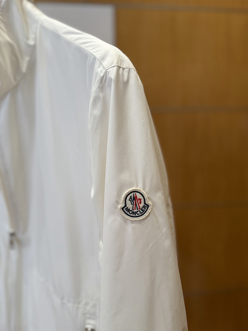 モンクレール 袖にパッチが付いた軽量スタンドカラーのカジュアルジャケット