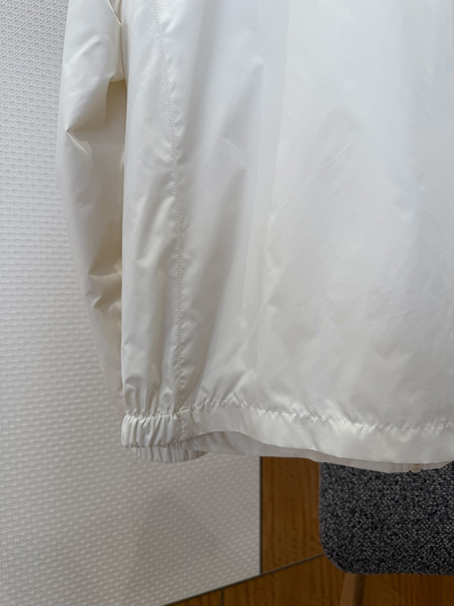 モンクレール 袖にパッチが付いた軽量スタンドカラーのカジュアルジャケット