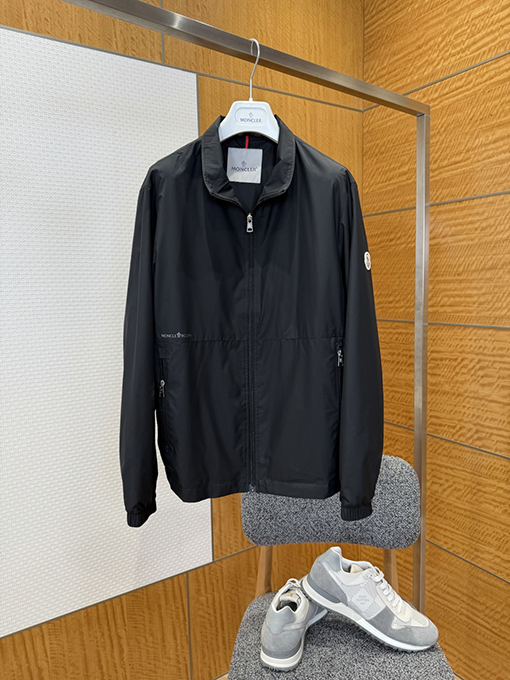 モンクレール 袖にパッチが付いた軽量スタンドカラーのカジュアルジャケット