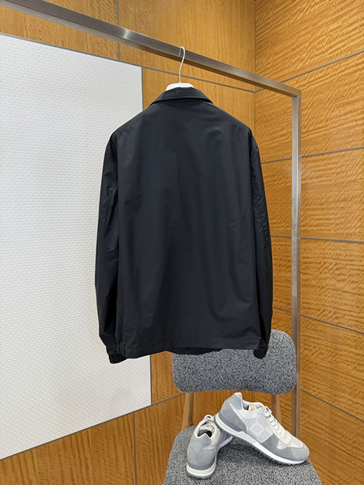 モンクレール 袖にパッチが付いた軽量スタンドカラーのカジュアルジャケット