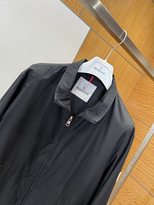 モンクレール 袖にパッチが付いた軽量スタンドカラーのカジュアルジャケット