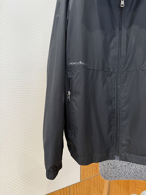 モンクレール 袖にパッチが付いた軽量スタンドカラーのカジュアルジャケット