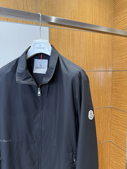 モンクレール 袖にパッチが付いた軽量スタンドカラーのカジュアルジャケット