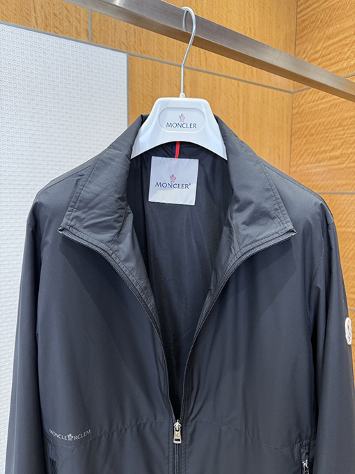 モンクレール 袖にパッチが付いた軽量スタンドカラーのカジュアルジャケット