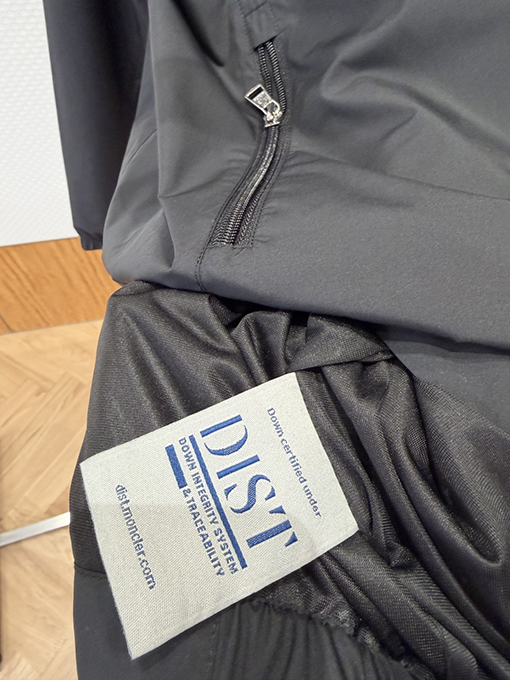 モンクレール 袖にパッチが付いた軽量スタンドカラーのカジュアルジャケット