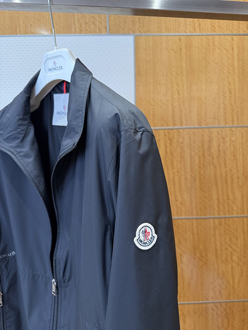 モンクレール 袖にパッチが付いた軽量スタンドカラーのカジュアルジャケット