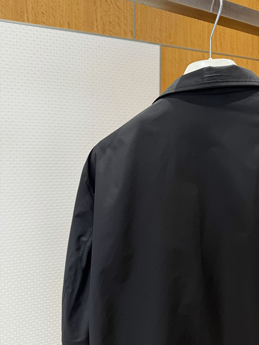 モンクレール 袖にパッチが付いた軽量スタンドカラーのカジュアルジャケット